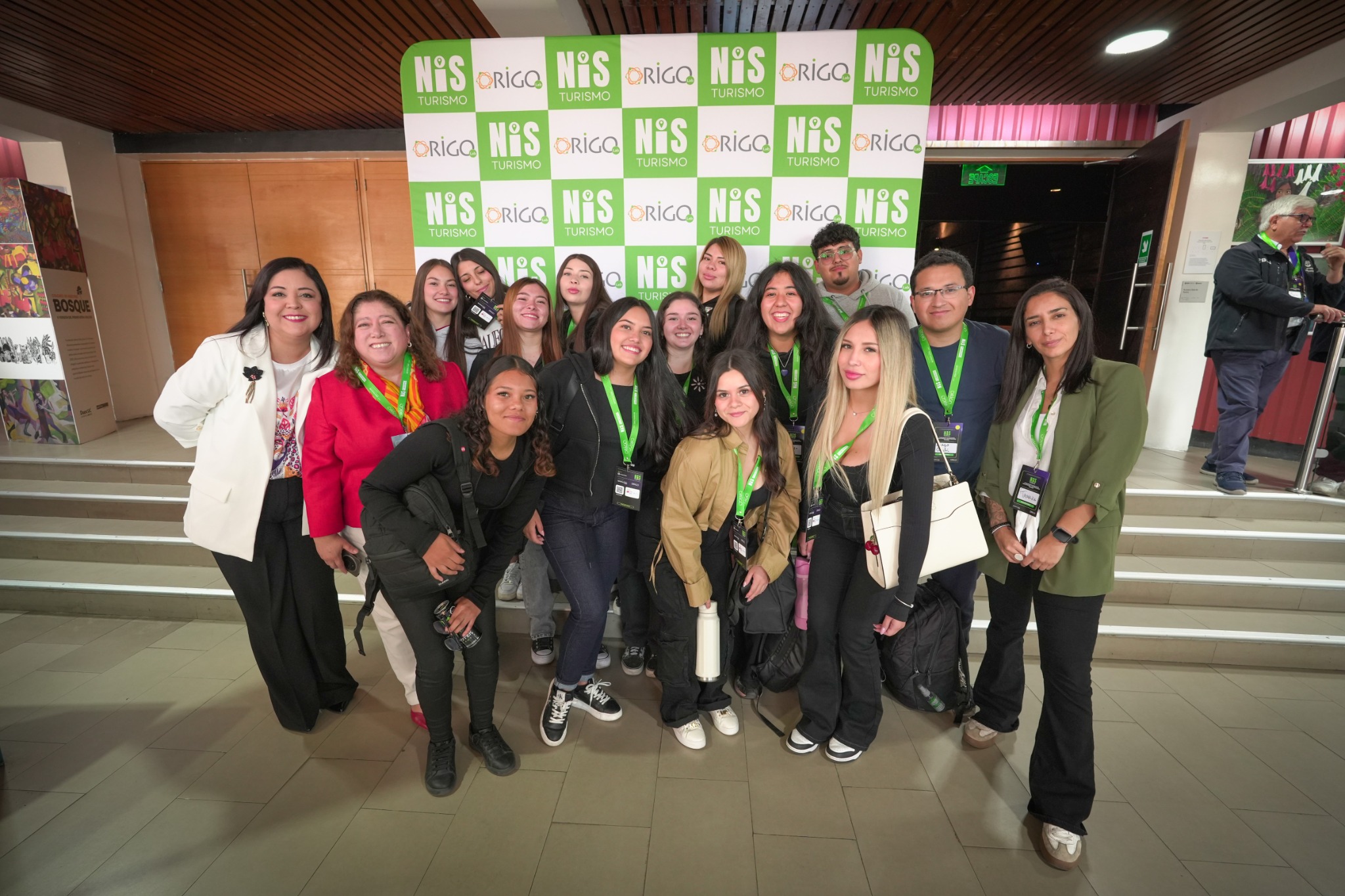 Comunidad de participantes frente al espacio de NIS Turismo