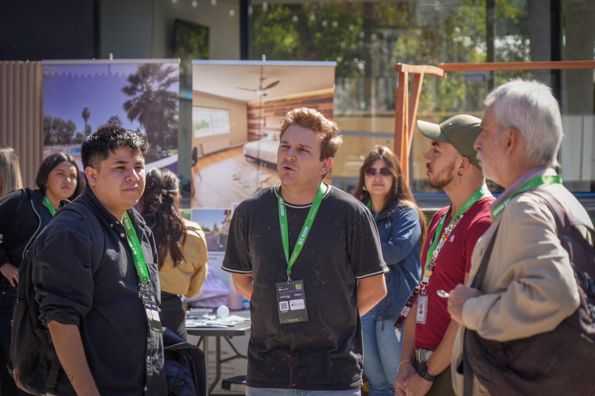 Participantes conversando junto a emprendimientos turísticos